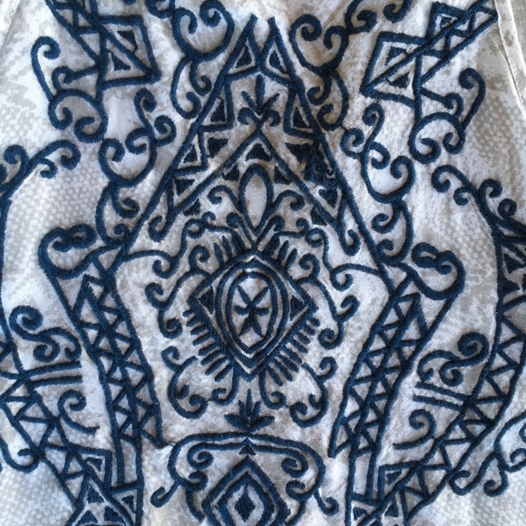 Urban Outfitters Crop - Picture 3 of 5